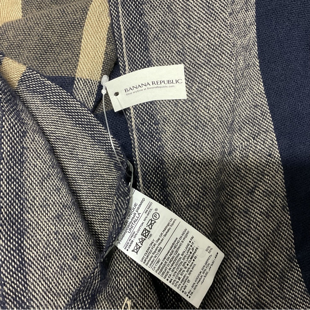Banana Republic Wrap Shawl Scarf Navy Plaid Wool Blend Adult One Size NWT - Picture 6 of 8